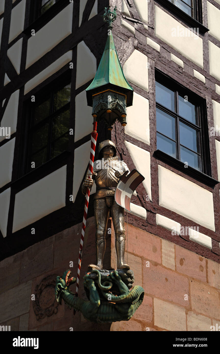 'Heilige Georg im Harnisch' avec un dragon sur le gothique tardif d'une maison à colombages, Nuremberg, Middle Franconia, Bavaria, Germany, Banque D'Images