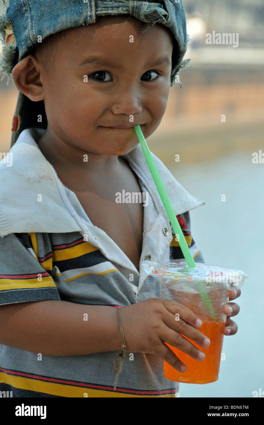 Les jeunes Khmers de boire de la limonade, Le Cambodge, l'Asie Banque D'Images