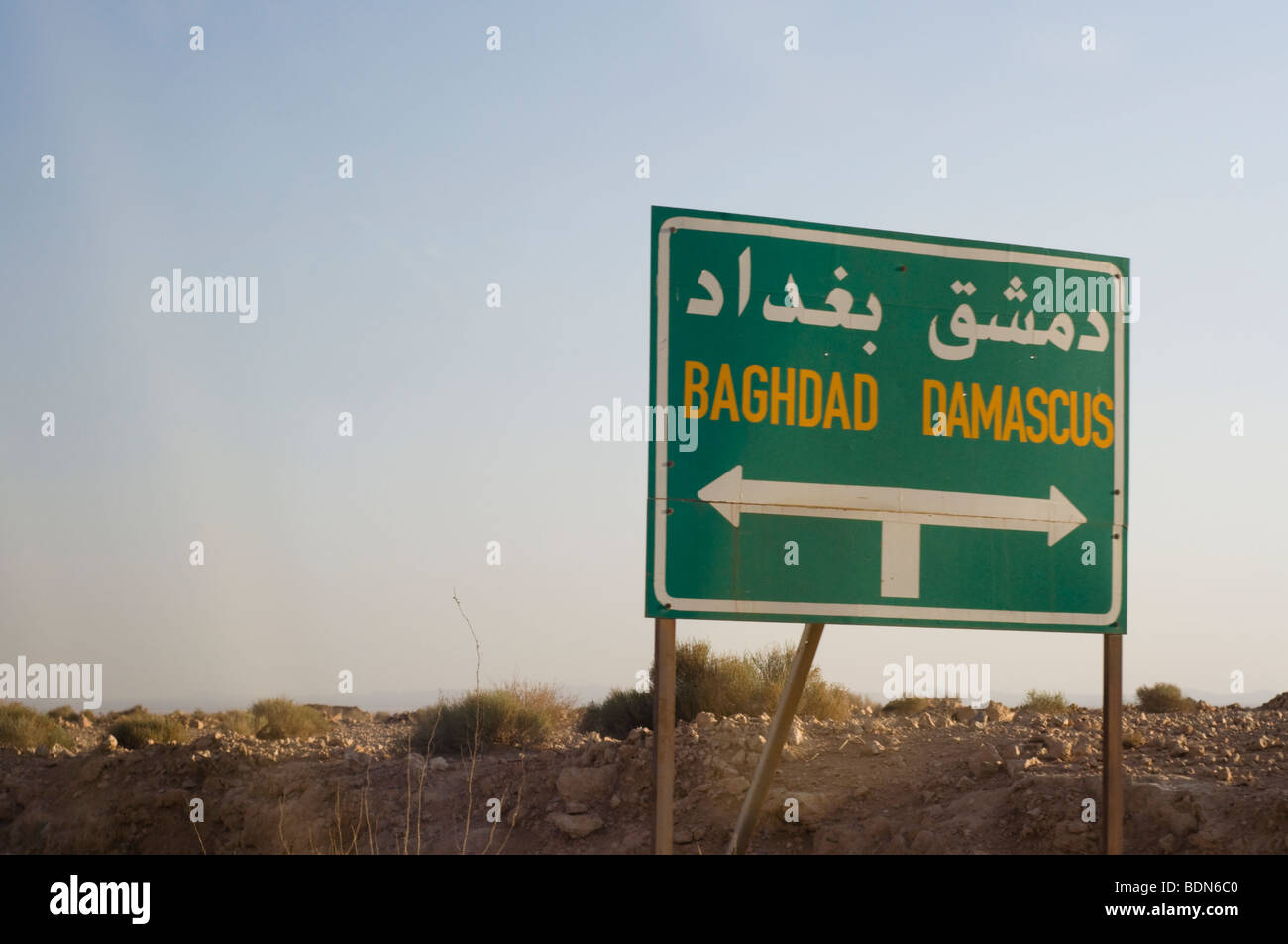 La signalisation routière le long d'une autoroute syrien montrent la voie à Bagdad, l'Iraq et la capitale syrienne de Damas. Banque D'Images