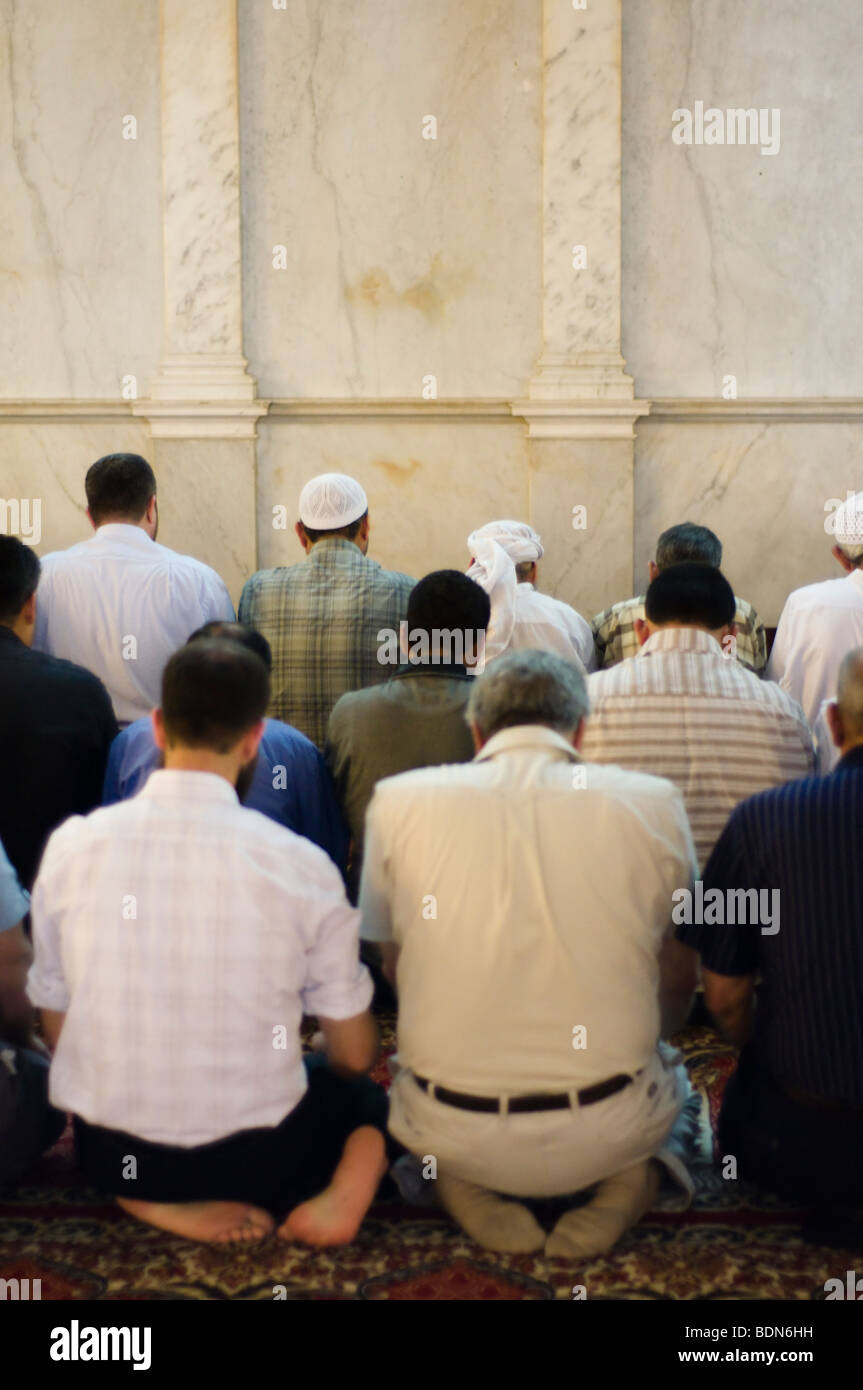 Les hommes s'agenouiller en prière dans la mosquée des Omeyyades (Grande Mosquée de Damas). Banque D'Images