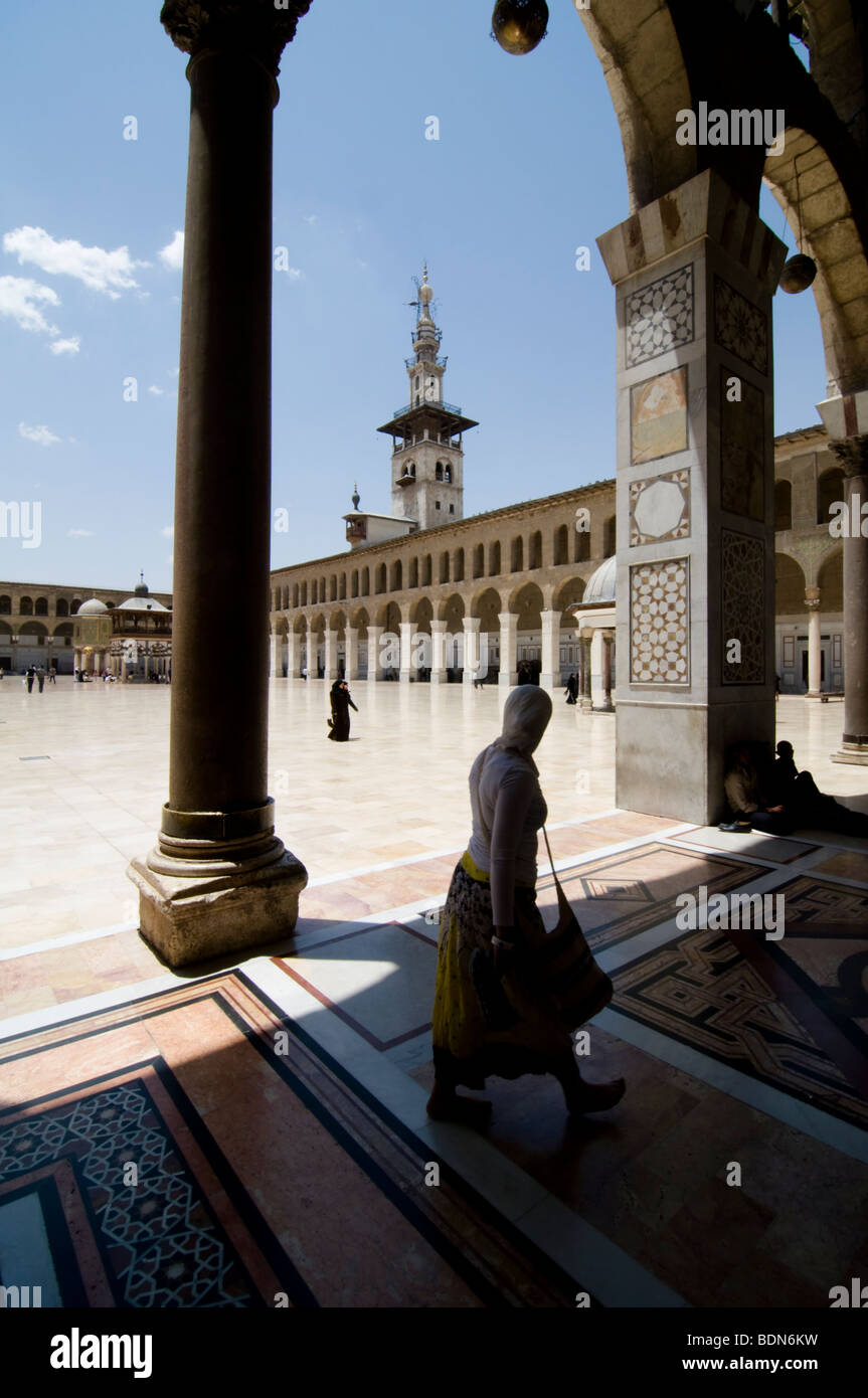 Les femmes voilées à pied dans la cour de la mosquée des Omeyyades (Grande Mosquée de Damas). Banque D'Images