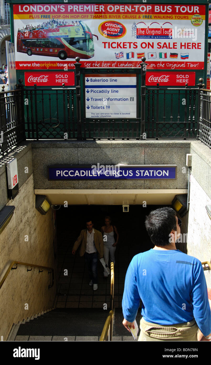 Des panneaux d'information à l'entrée de la station de métro Piccadilly Circus, Londres, Royaume-Uni Banque D'Images