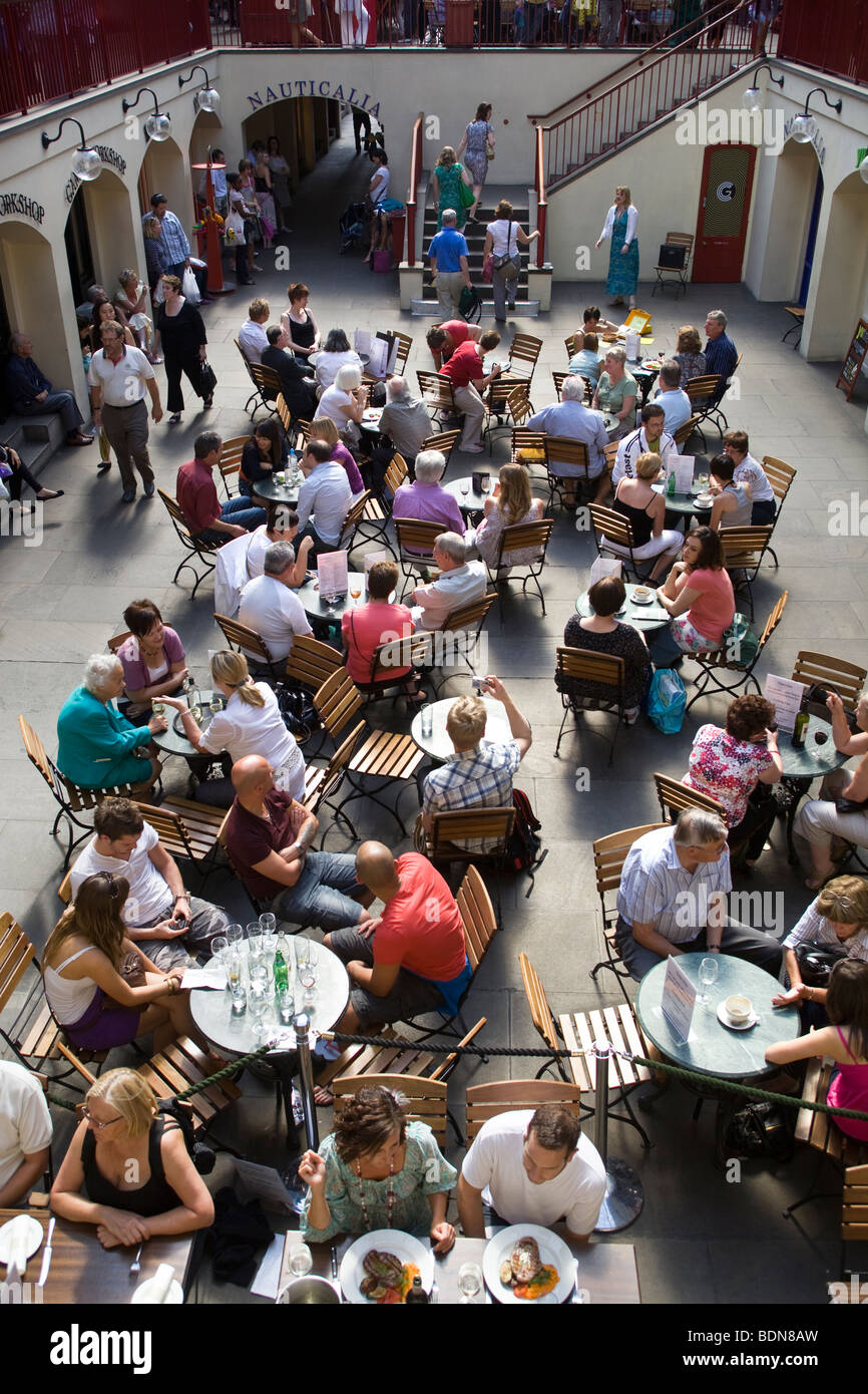 Le chanteur d'opéra Covent Garden Piazza foule divertissant Londres Banque D'Images