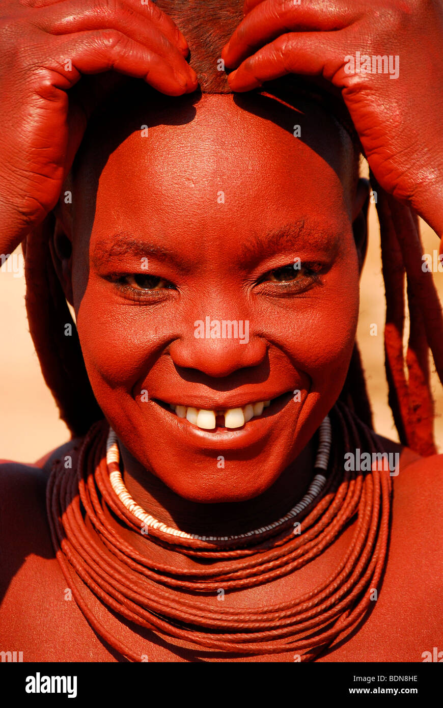 Femme Himba faisant ses cheveux, Purros, Kaokoveld, Namibie, Afrique du Sud Banque D'Images