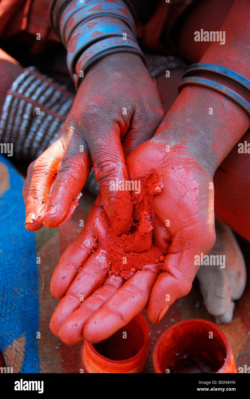 Femme Himba mélanger la terre de couleur ocre avec la peau crème, Purros, Kaokoveld, Namibie, Afrique Banque D'Images
