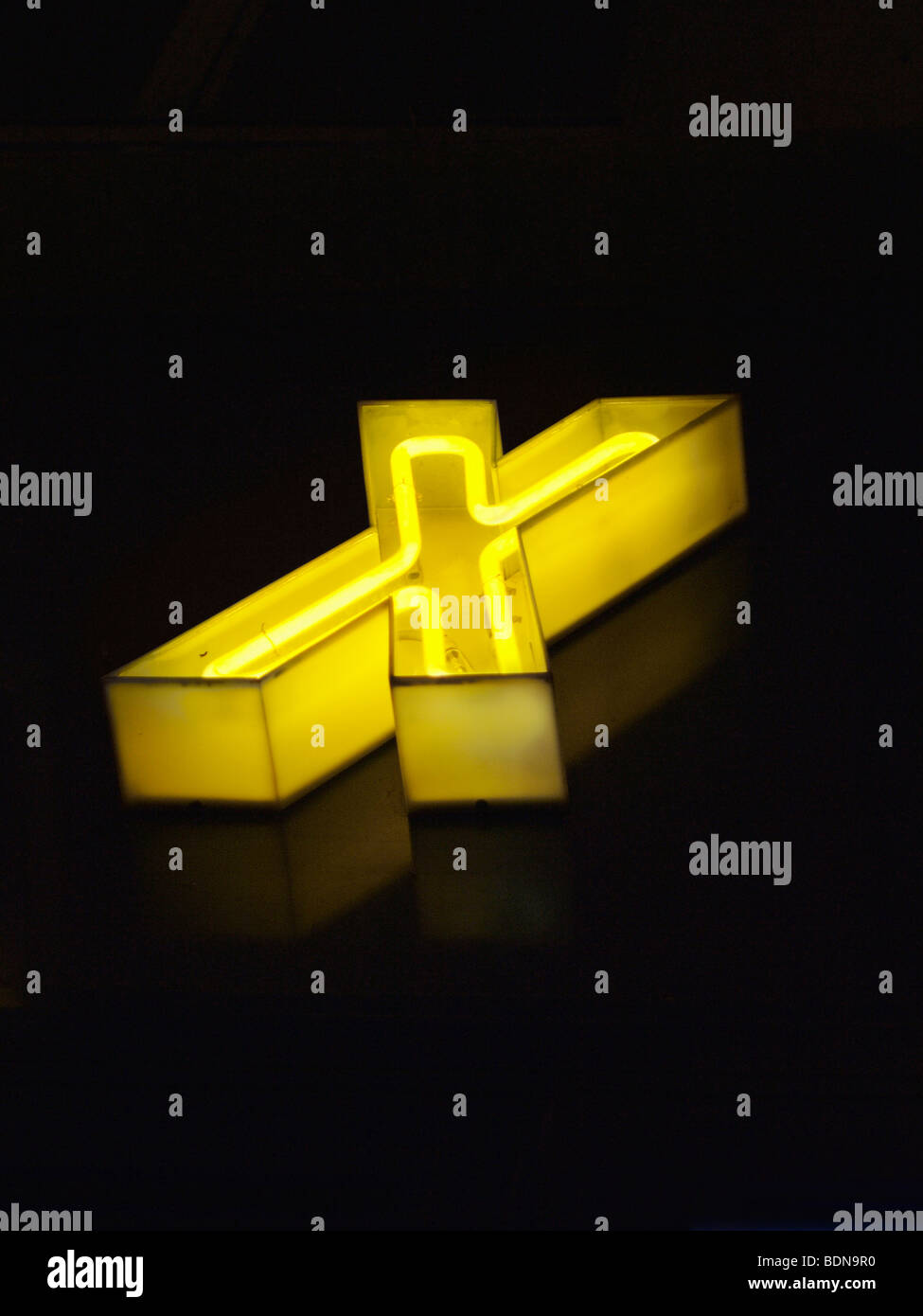 Lettre X en néon, le logo de la boutique Banque D'Images