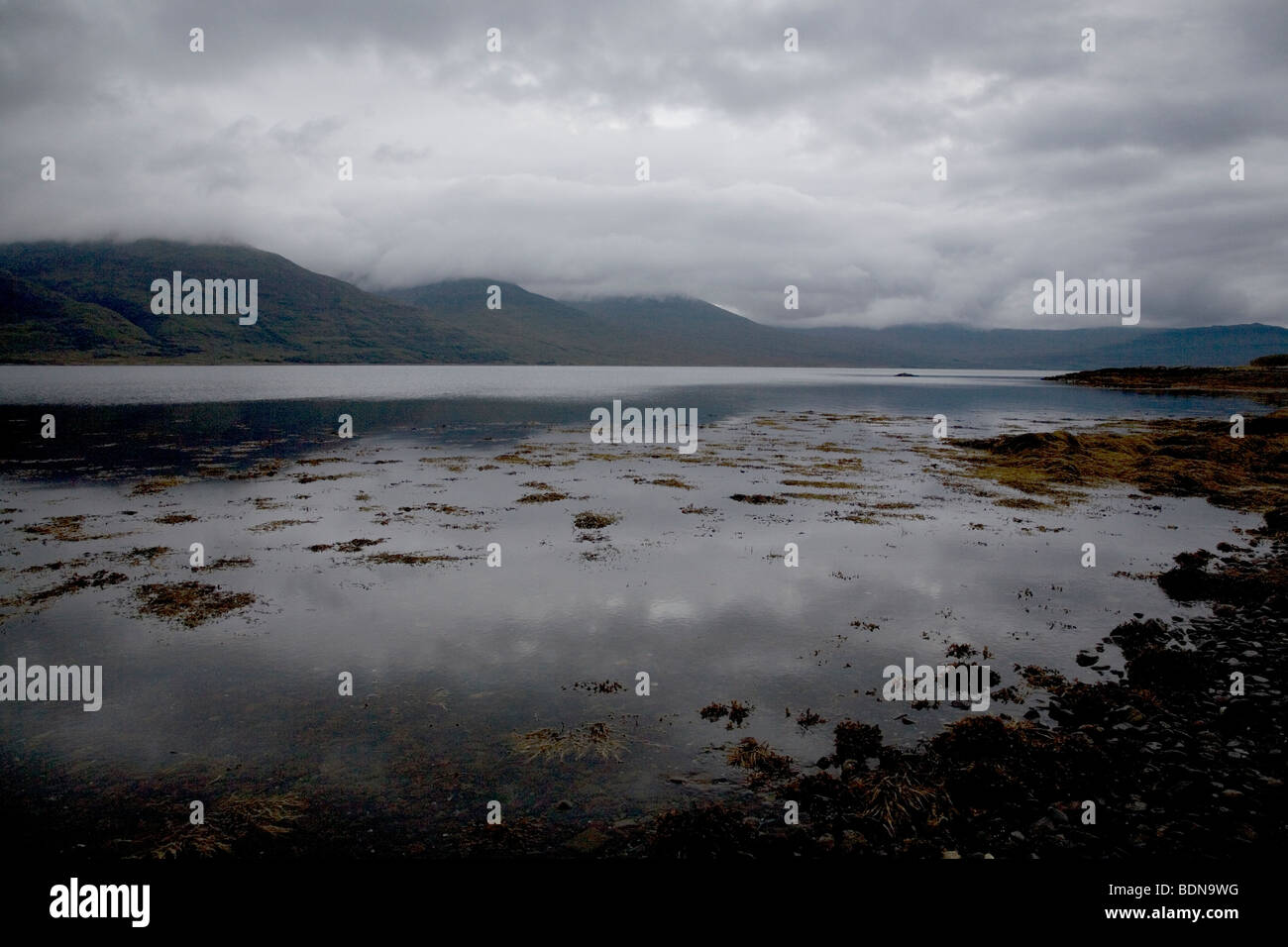 Ciel au-dessus de la tempête spectaculaire Ben plus reflétée dans le Loch Na Kael sur l'île de Mull, Ecosse, Royaume-Uni. Banque D'Images