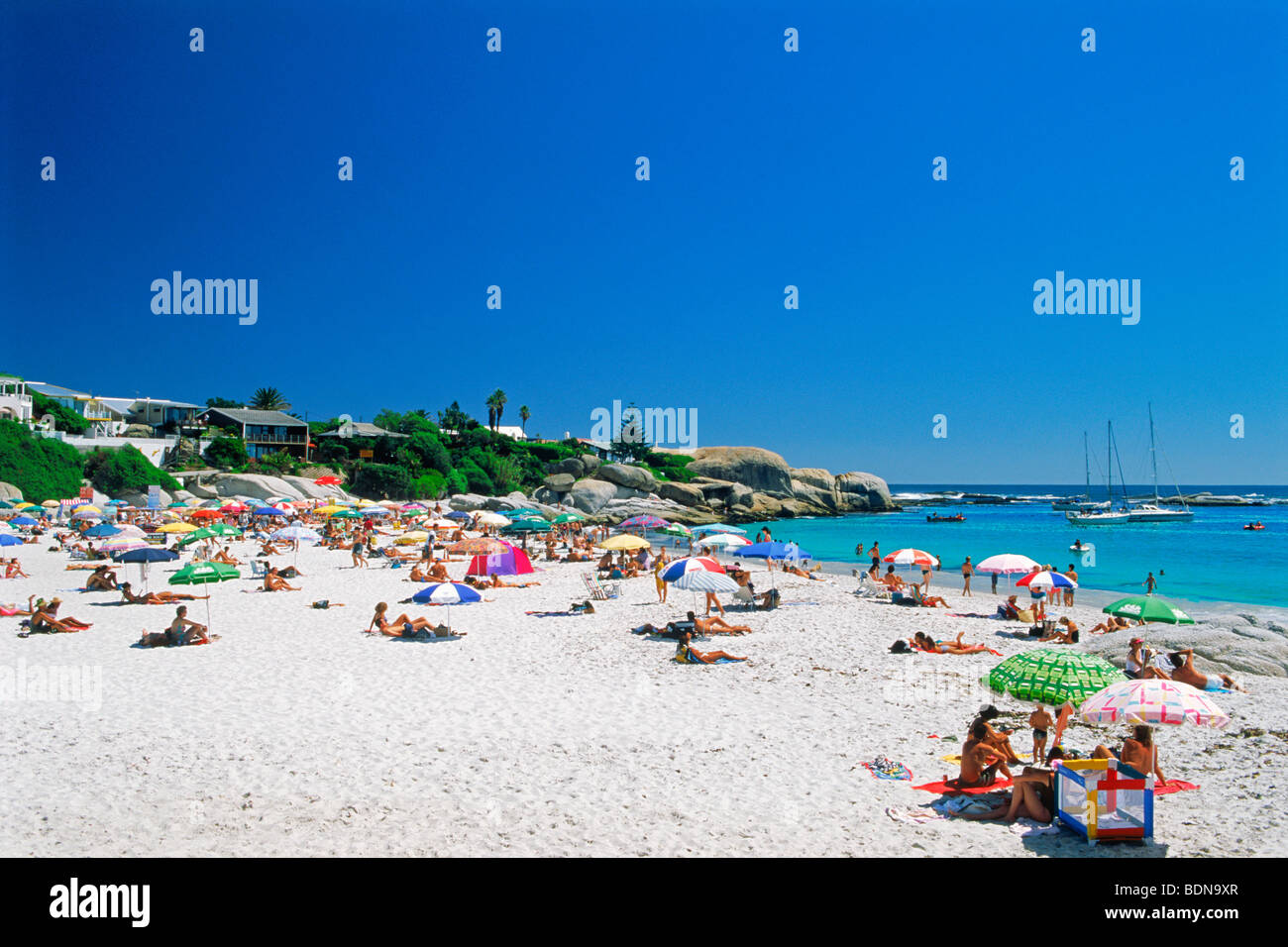 Le soleil à Camps Bay au-dessous de la Montagne de la table au Cap le Cap occidental de l'Afrique du Sud Banque D'Images