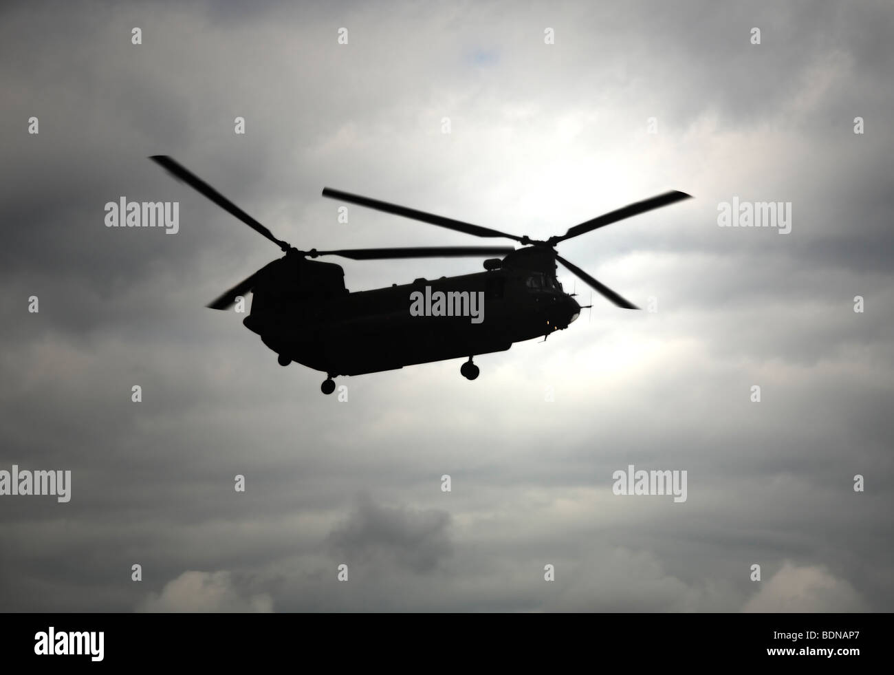 Silhouette d'un hélicoptère Chinook, contre un ciel menaçant. Banque D'Images