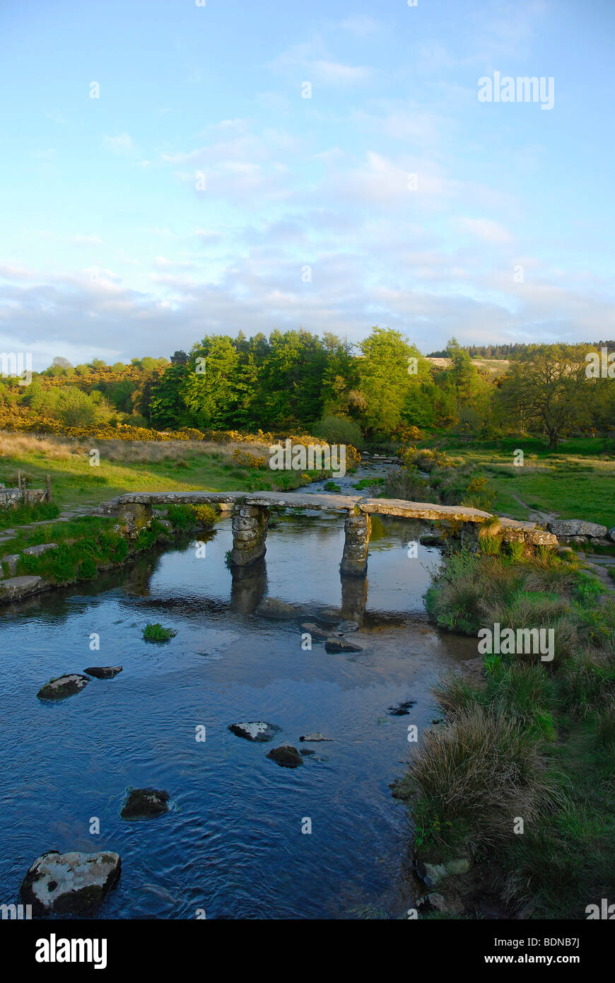 Pont battant préhistorique, Postbridge, Dartmoor, dans le Devon, England, UK Banque D'Images