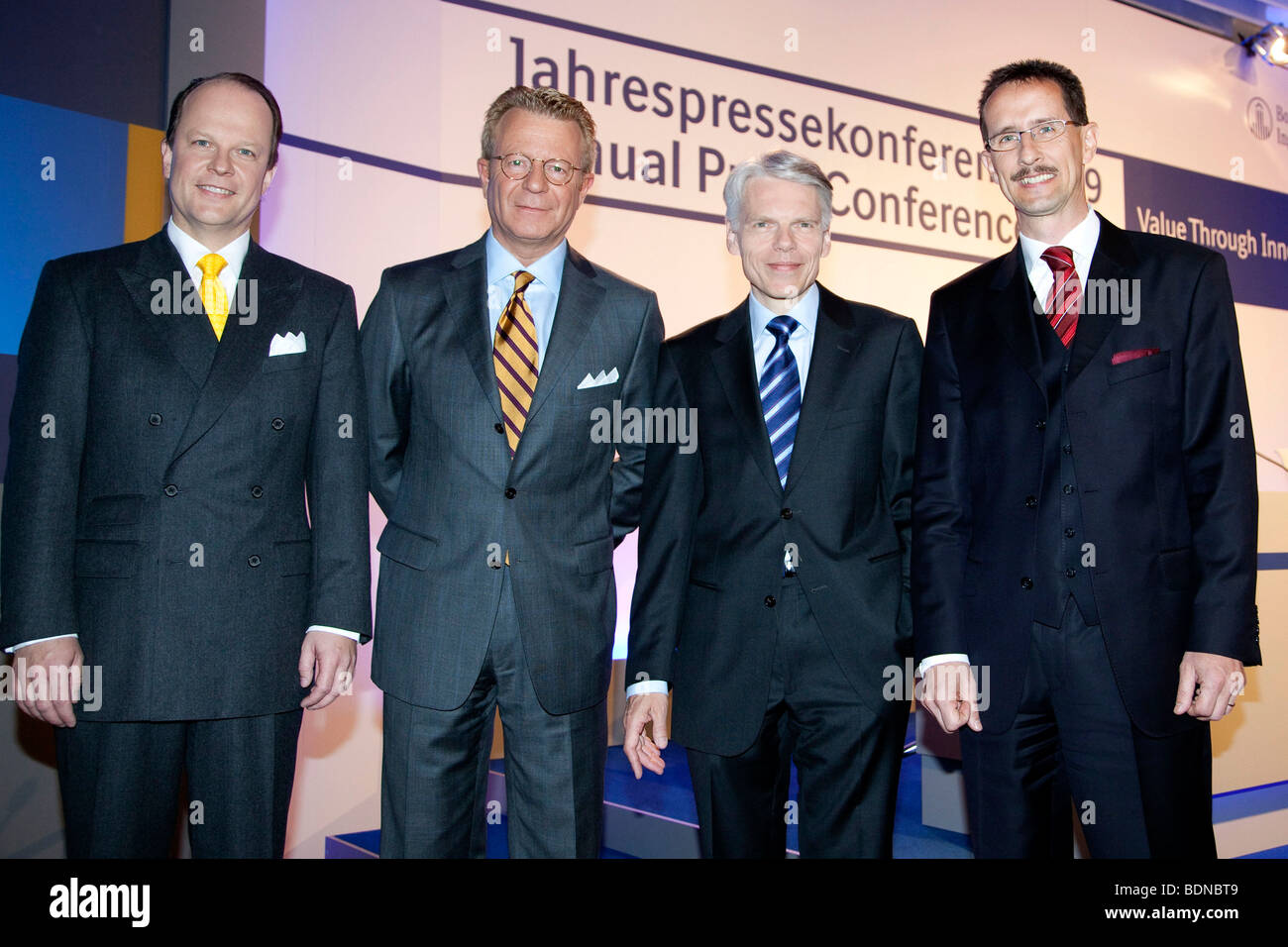 Hubertus von Baumbach, gauche, CFO, Engelbert Tjeenk Willink, 2e de gauche, directeur du marketing, Andreas Barner, 2e à partir de righ Banque D'Images