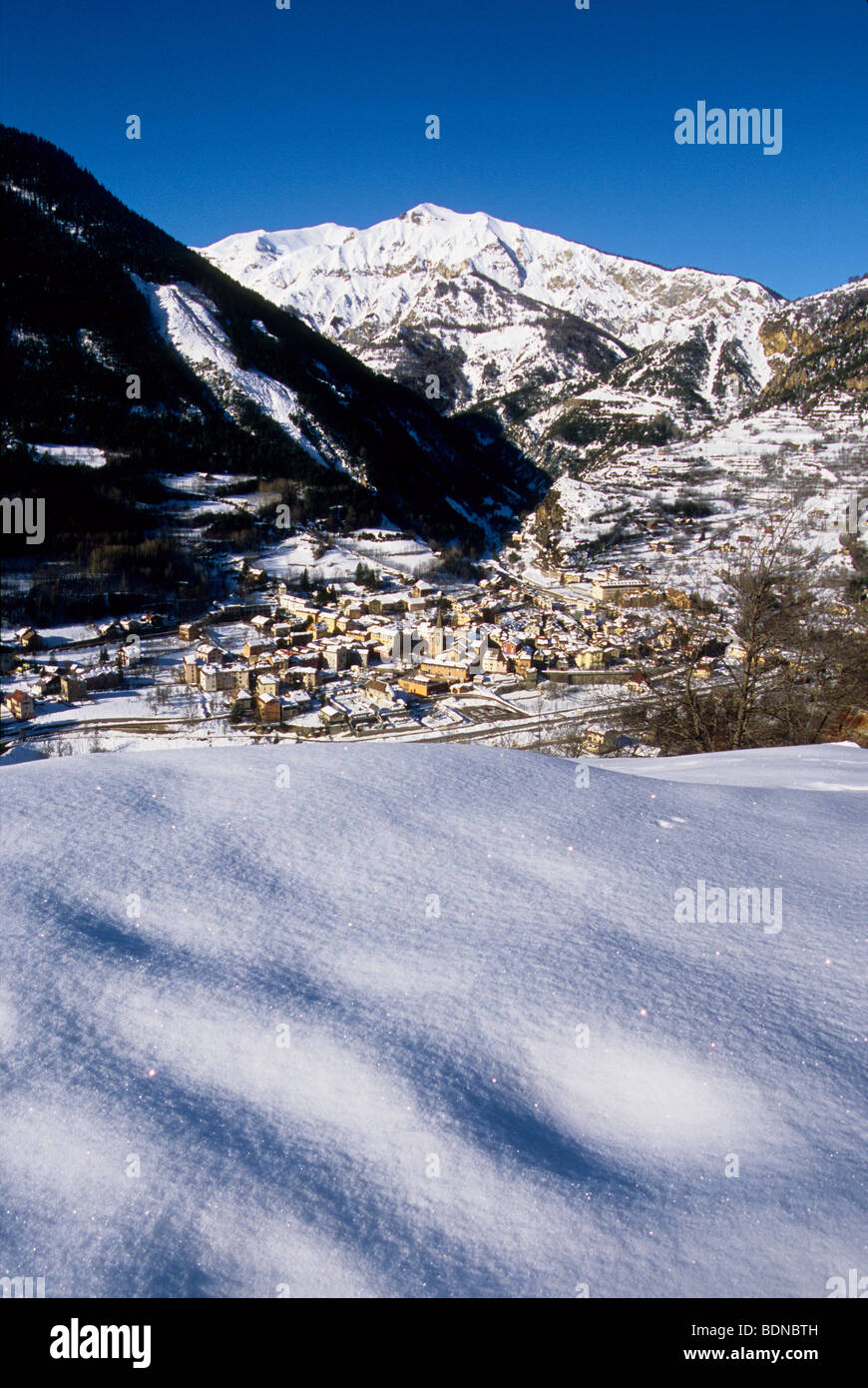 Le village de Saint Etienne de Tinee dans la vallée de la Tinee dans les Alpes du sud Banque D'Images