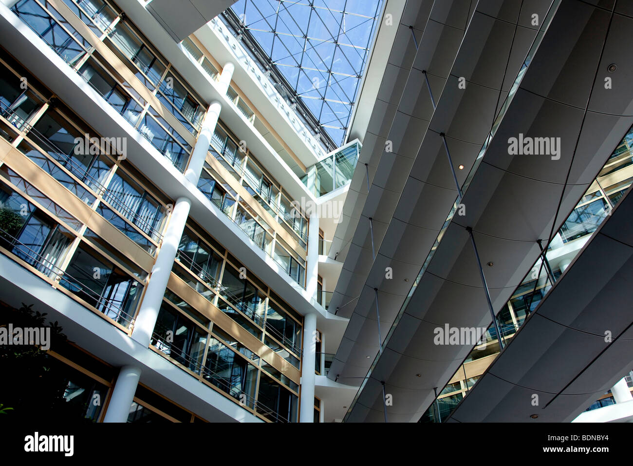 L'intérieur, hall, l'atrium, siège de l'entreprise pharmaceutique Boehringer Ingelheim GmbH, Ingelheim, Rhénanie-Palatinat, Banque D'Images