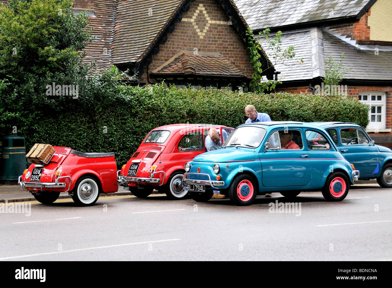 Groupe de Fiat 500s y compris une remorque sur mesure 500. Banque D'Images