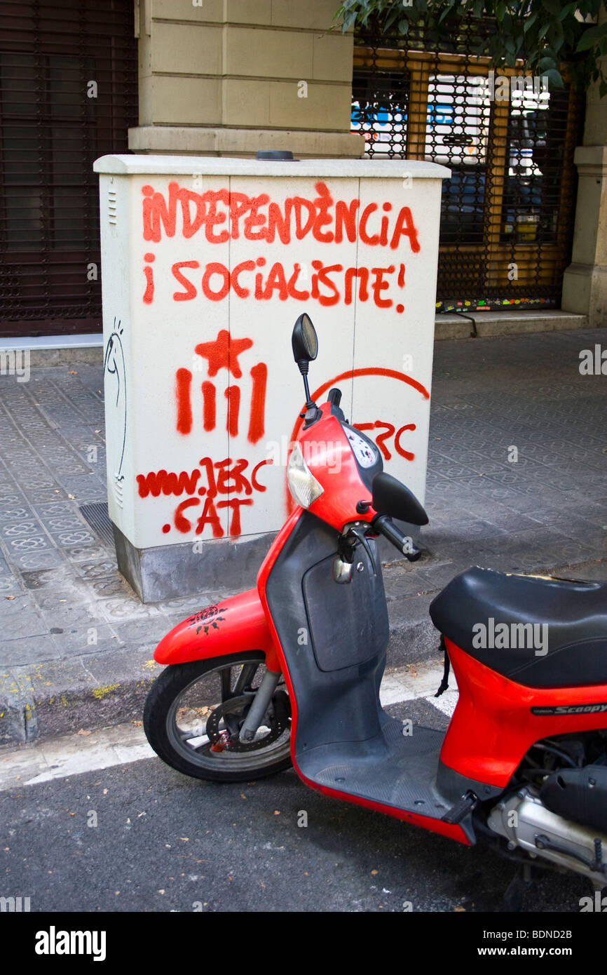Scooter et graffiti des JERC ( Jeunes ) Gauche républicaine de Catalogne, Barcelone, Espagne. Banque D'Images