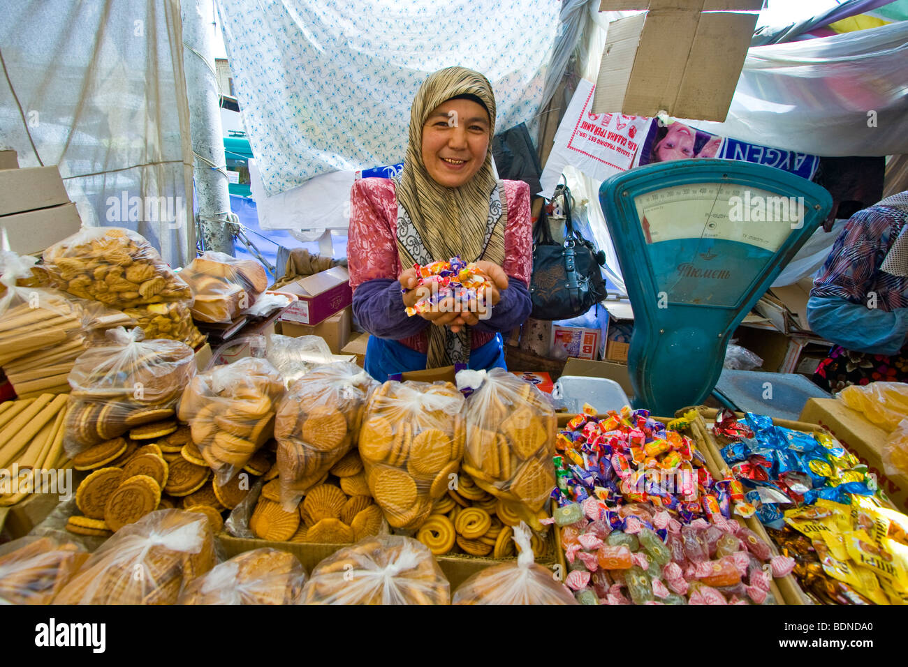 Cookies et Sweets Shop dans le bazar de SST à Osh au Kirghizistan Banque D'Images