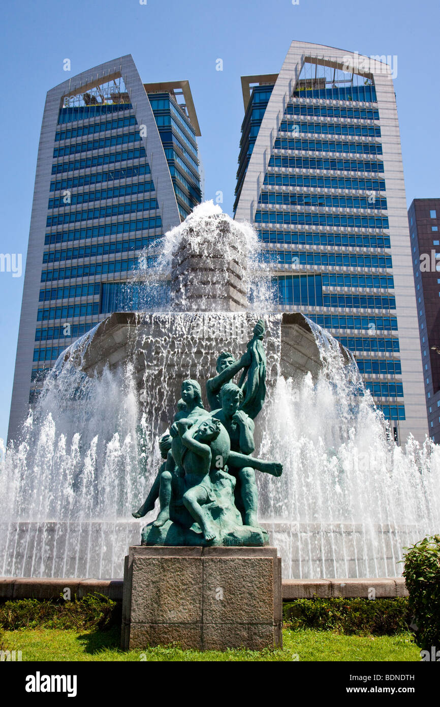 Statue de l'indépendance en face d'une fontaine d'eau publique et le bâtiment du bureau de poste à Séoul en Corée du Sud Banque D'Images