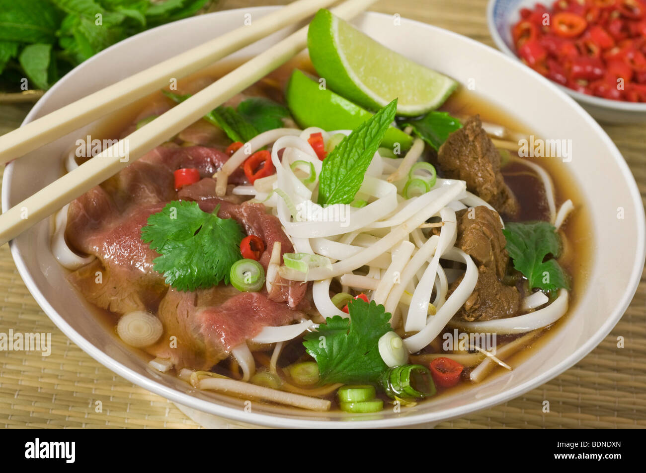 pho bo vietnamien soupe avec du boeuf et riz nouilles sur une métal  tableau, réel scène dans local restaurant 29453355 Photo de stock chez  Vecteezy