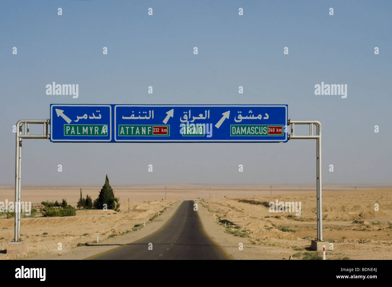 La signalisation routière le long d'une autoroute syrien montrent la voie à l'Iraq et la capitale syrienne de Damas. Banque D'Images