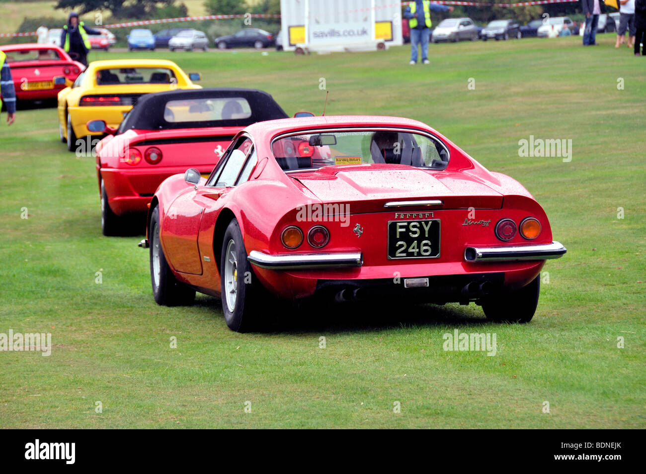 Rouge Ferrari Dino GT en ligne avec d'autres Ferrari - Harpenden classiques sur la politique 2009 Banque D'Images