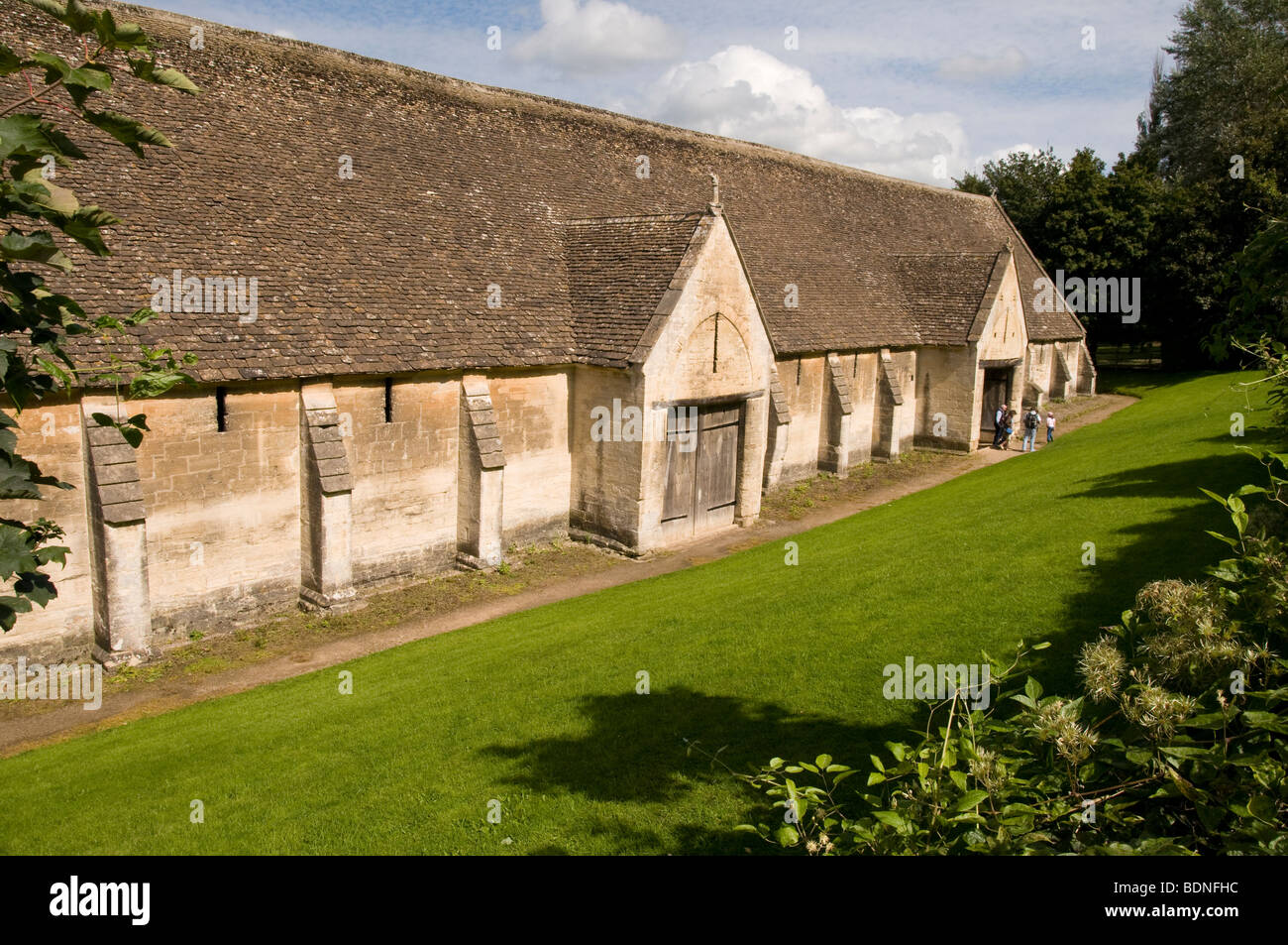 L'ancienne grange dîmière à Barton Farm Country Park à Bradford on Avon Wiltshire Banque D'Images