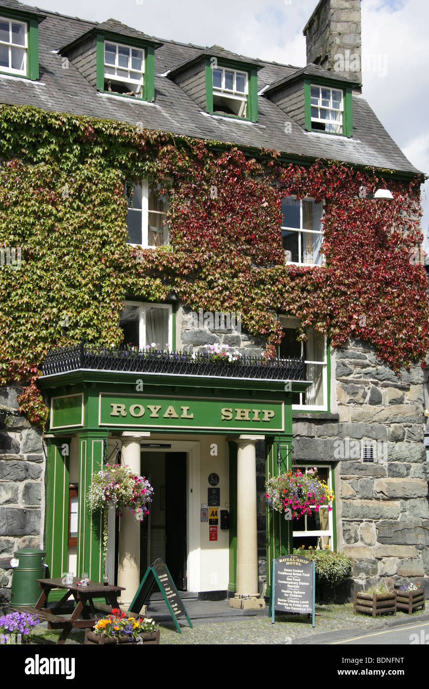 La ville de Dolgellau, Pays de Galles. Navire Royal Hotel est une ancienne auberge datant du début du 19e siècle situé dans le centre-ville de Dolgellau. Banque D'Images