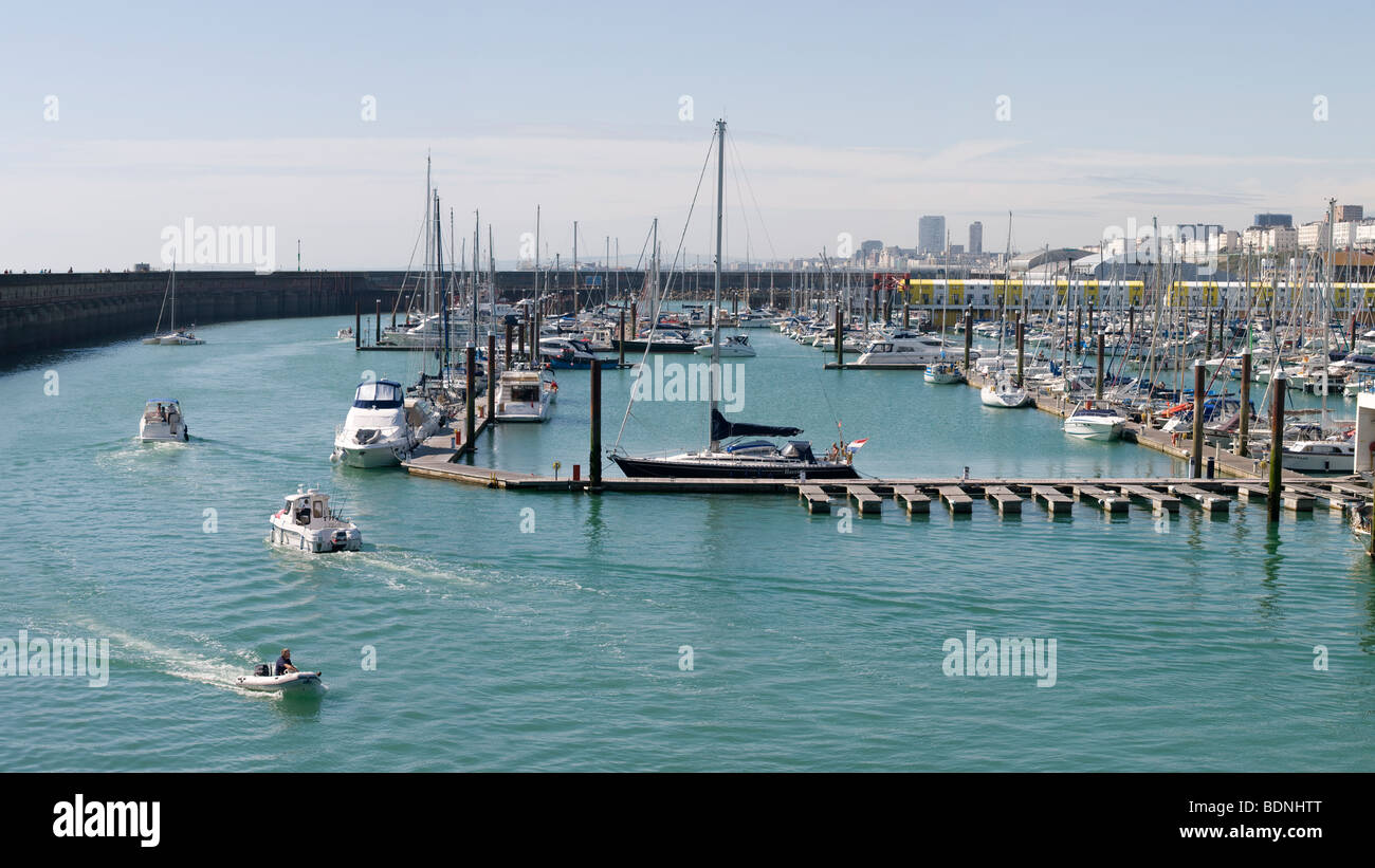 Yachts dans le port de plaisance de Brighton dans l'East Sussex, Angleterre. Banque D'Images