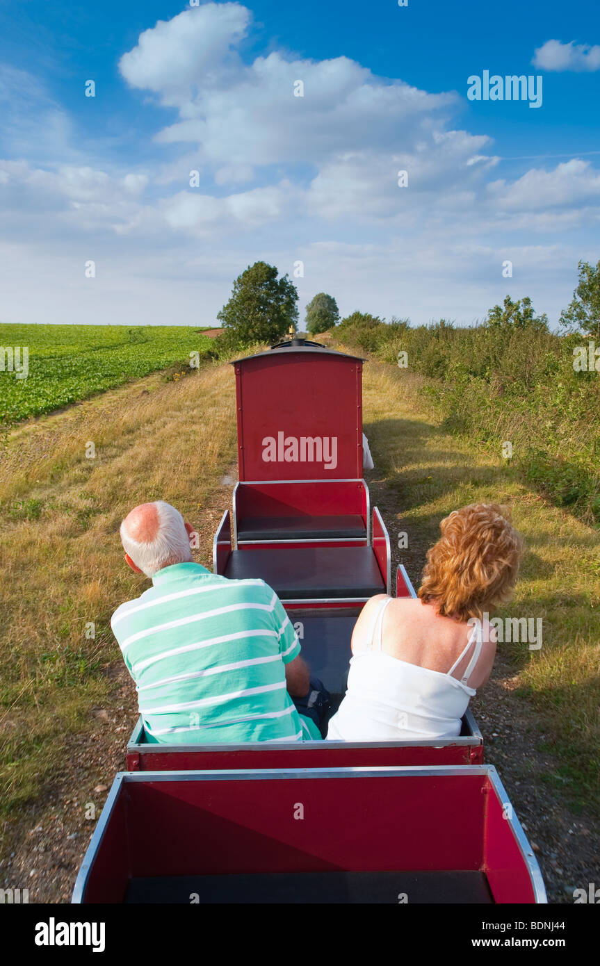 Les passagers sur le train à vapeur de héros de Norfolk au puits et Walsingham light railway dans North Norfolk Uk Banque D'Images