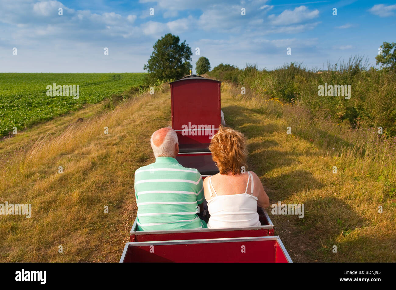 Les passagers sur le train à vapeur de héros de Norfolk au puits et Walsingham light railway dans North Norfolk Uk Banque D'Images