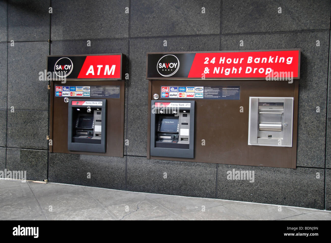 Les guichets automatiques (ATM) en espèces ou des machines en dehors du Savoy Bank, New York, United States. Banque D'Images