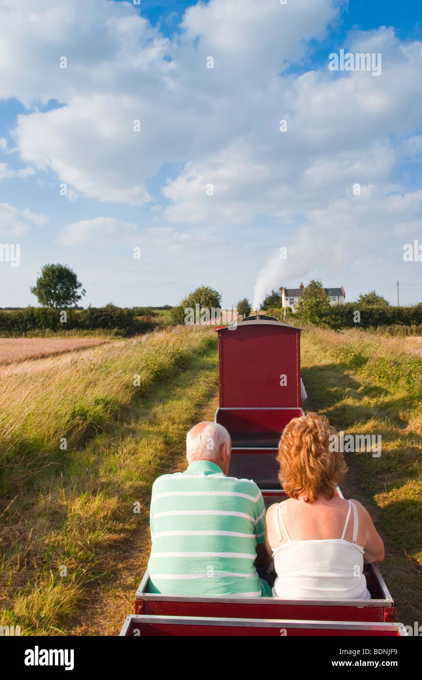 Les passagers sur le train à vapeur de héros de Norfolk au puits et Walsingham light railway dans North Norfolk Uk Banque D'Images