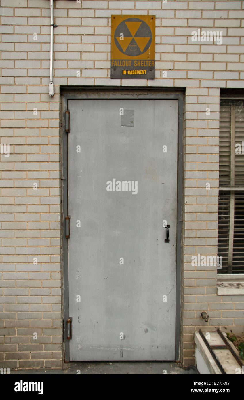 Un homme modeste sous-sol porte à un abri nucléaire sur West 59th Street à New York City, United States. Banque D'Images