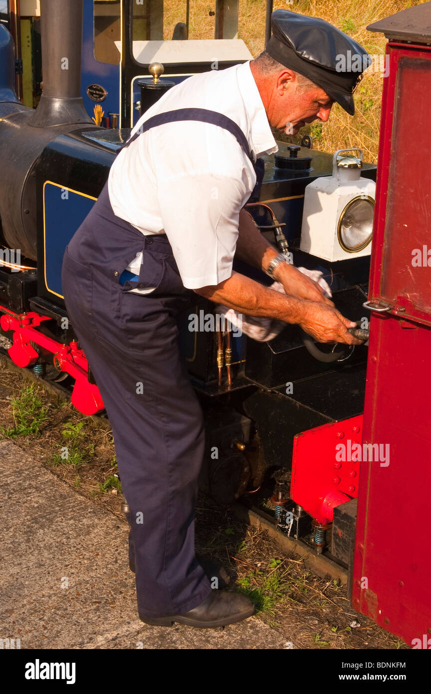 Le pilote travaillant sur le train à vapeur dans les puits et Walsingham light railway dans North Norfolk Uk Banque D'Images