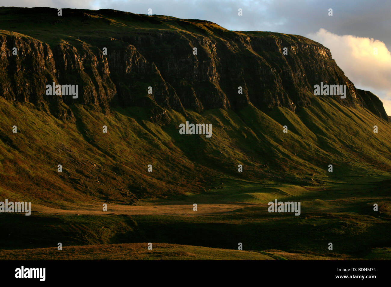 Gribun falaises sauvages au coucher du soleil près de Loch Na Kael sur l'île de Mull, Ecosse, Royaume-Uni. Banque D'Images
