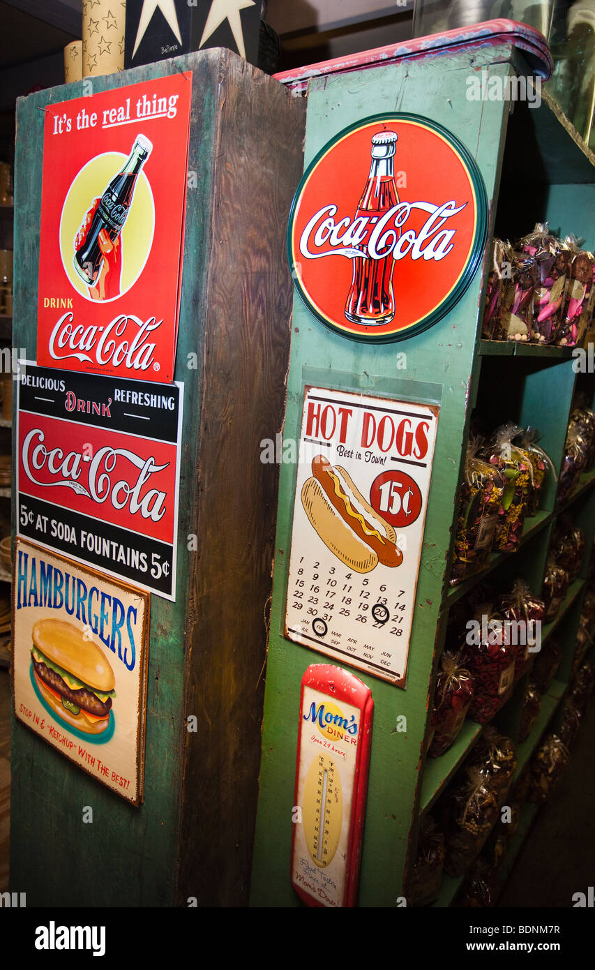 Vieilles enseignes sur les côtés des étagères en bois, USA. Banque D'Images
