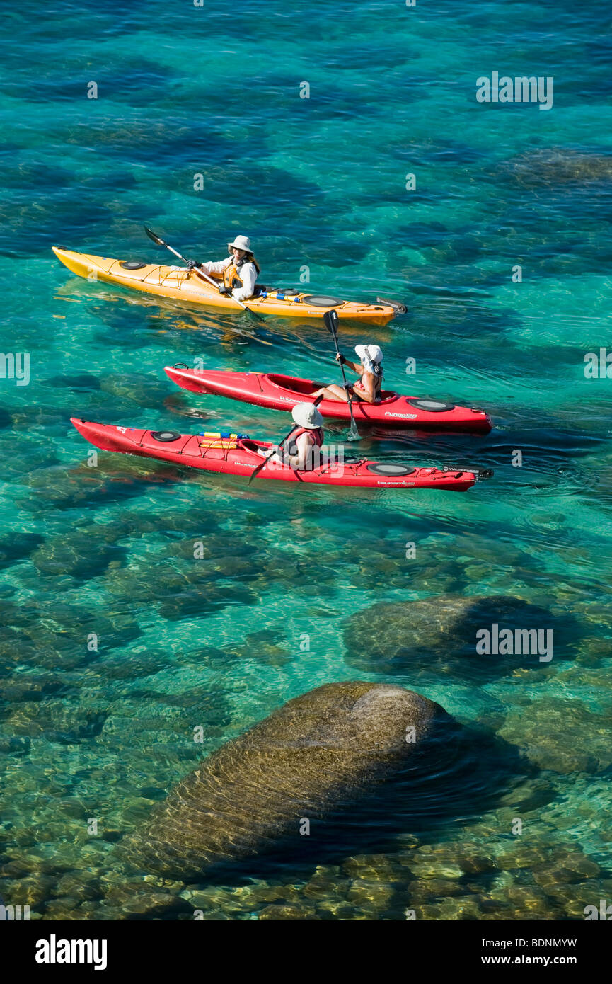 3 Kayakkers, parc d'État Sand Harbor, Lake Tahoe, Nevada Banque D'Images