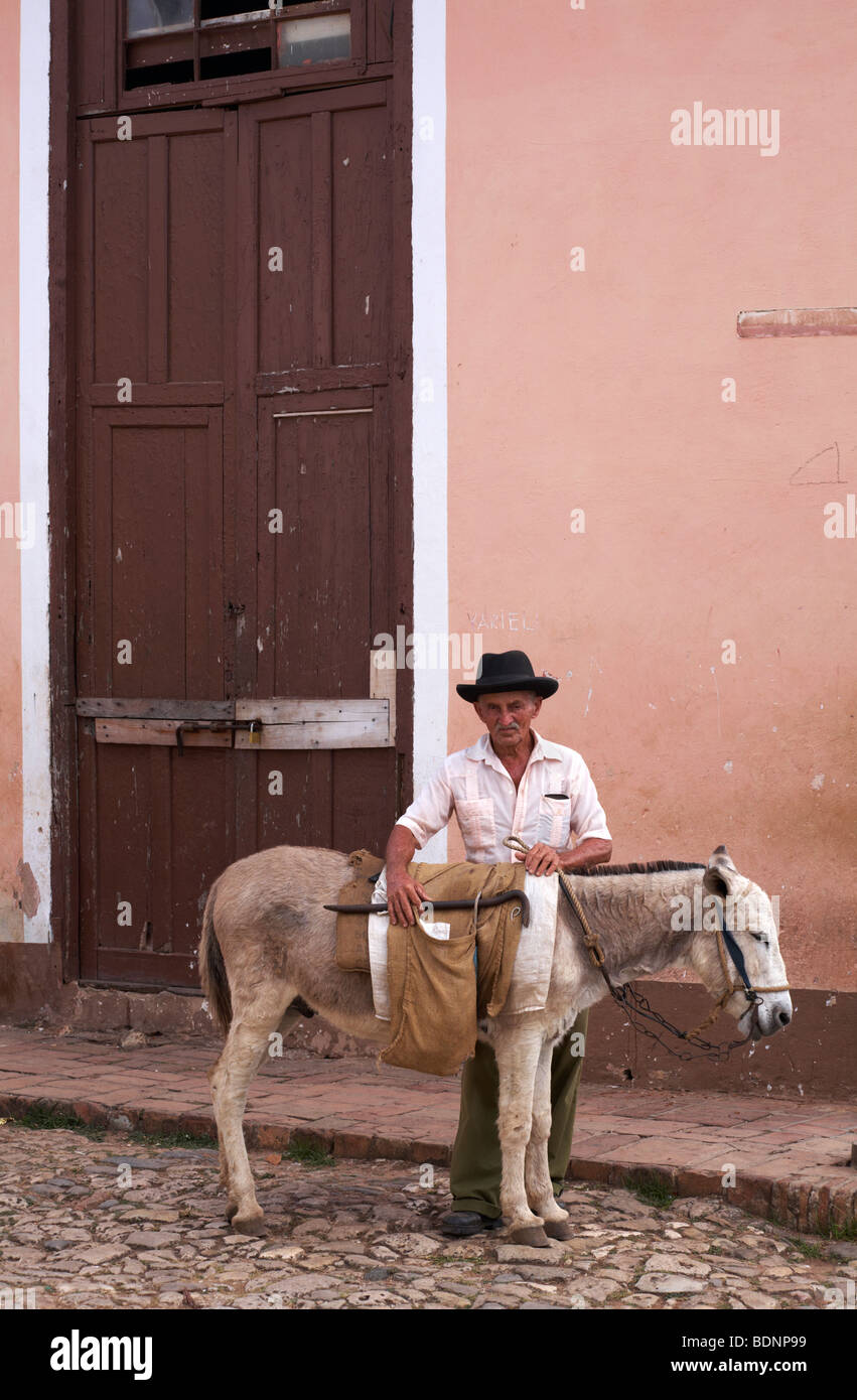 La vie quotidienne à Cuba - homme cubain avec âne - transport à Trinité à Trinidad, Cuba, Antilles, Caraïbes, Amérique Centrale Banque D'Images