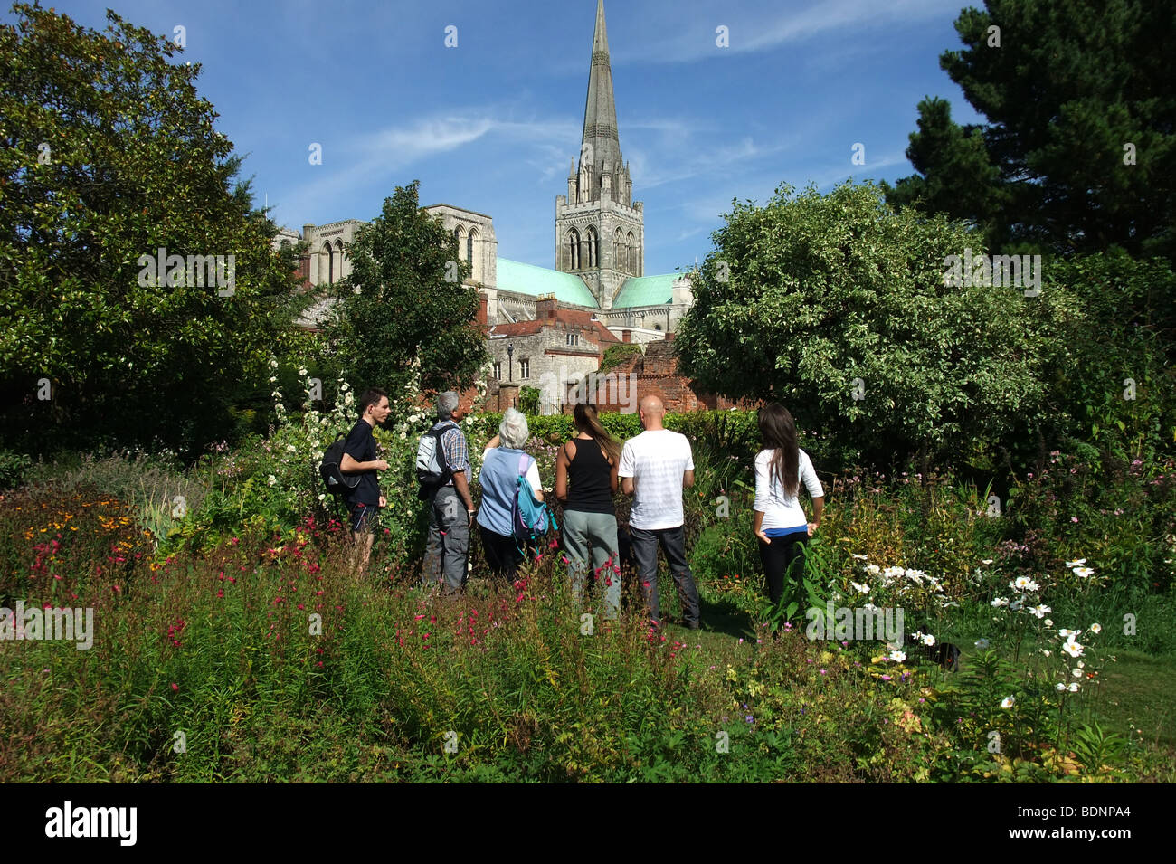 Groupe de gens à la Cathédrale de Chichester. West Sussex Banque D'Images