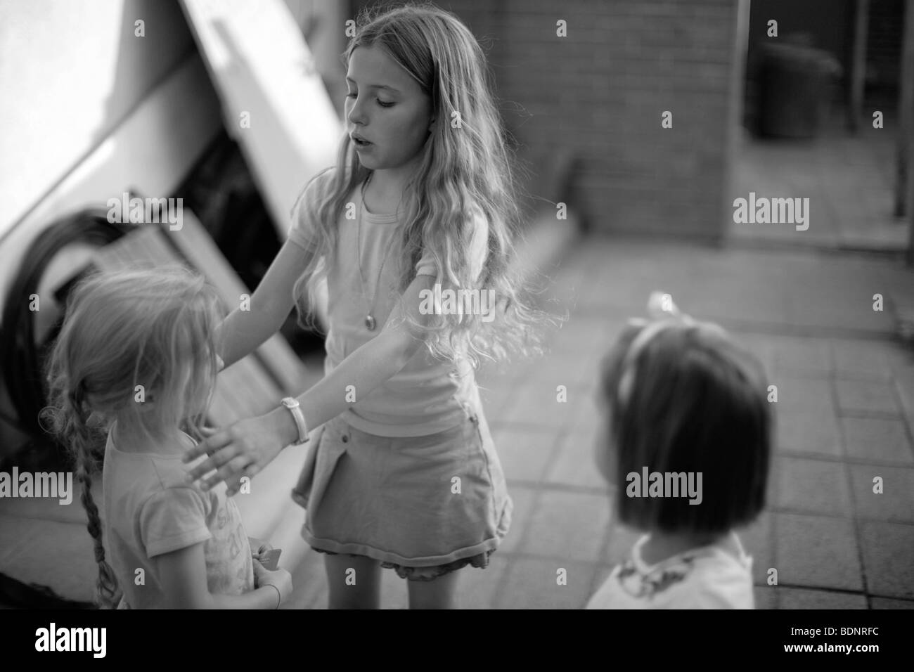 Image en noir et blanc des filles jouant à l'extérieur Banque D'Images