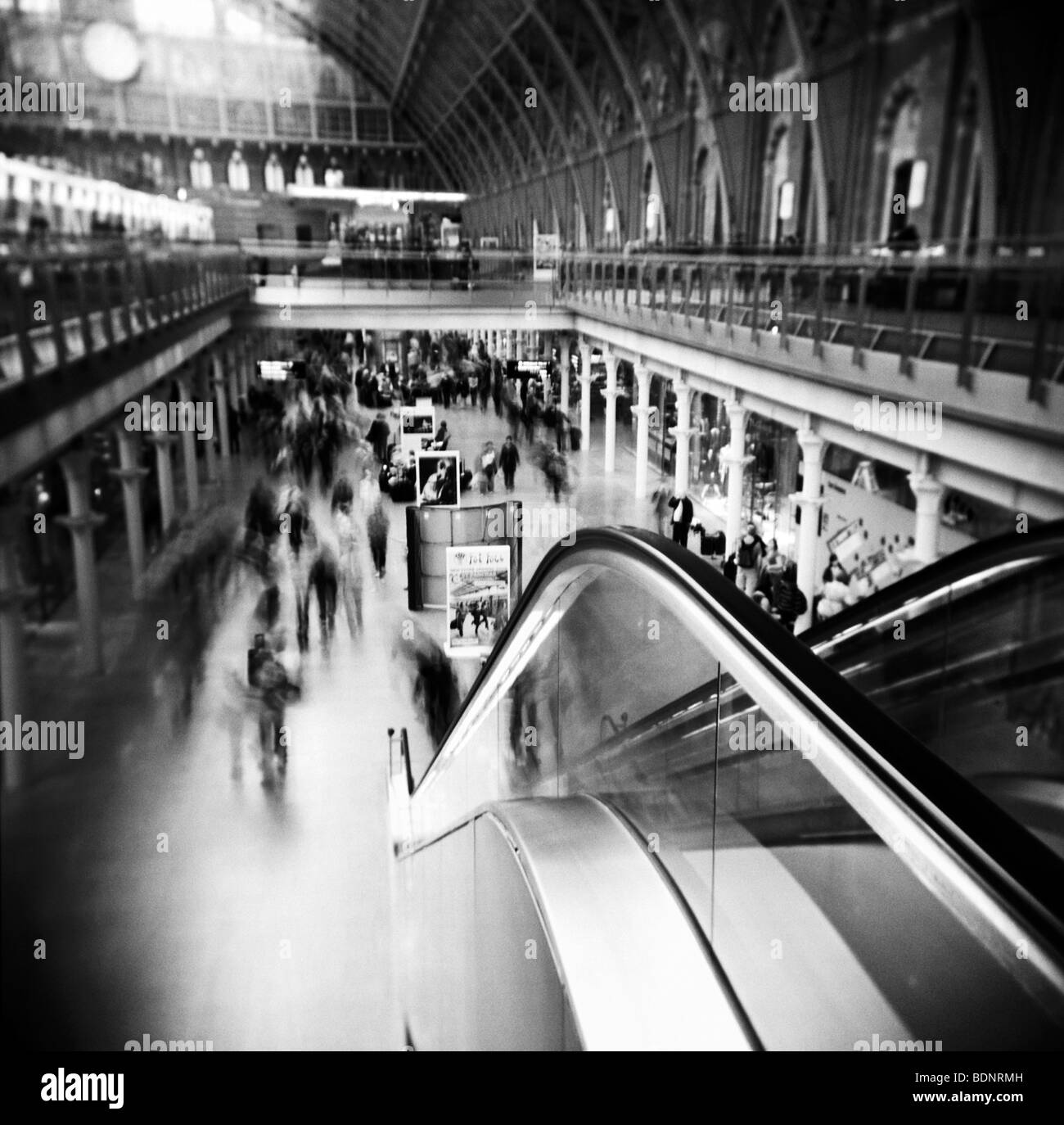 La gare de St Pancras à Londres, avec des gens se précipiter Banque D'Images