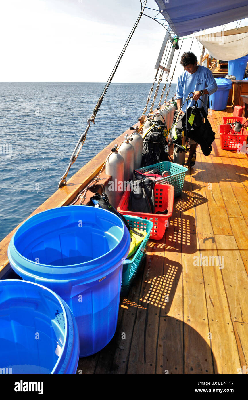 L'équipement de plongée sur le MS-Felicia Liveaboard, Flores, en Indonésie, en Asie du sud-est Banque D'Images