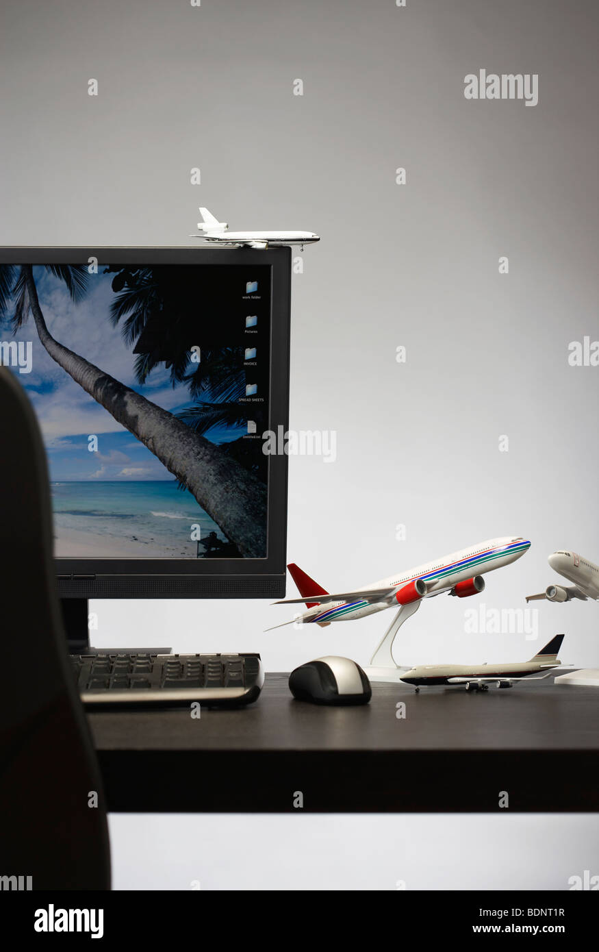 Toy airplane sur office 24 Banque D'Images