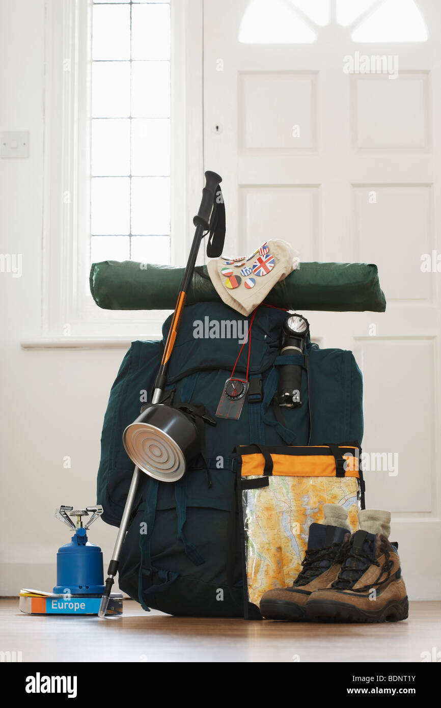 Sac à dos et matériel de camping dans le couloir Banque D'Images