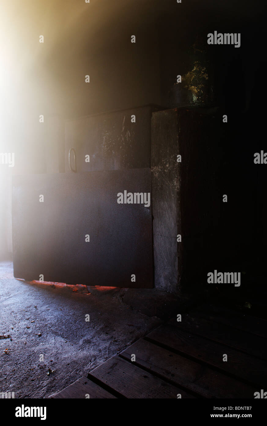 Cuisinière sauna intérieur sombre et d'un sauna à fumée traditionnel finlandais, dans l'est de la Finlande Banque D'Images