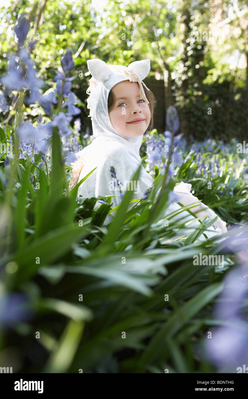 Portrait of young girl (5-6) sitting in fleurs en costume de cheval Banque D'Images