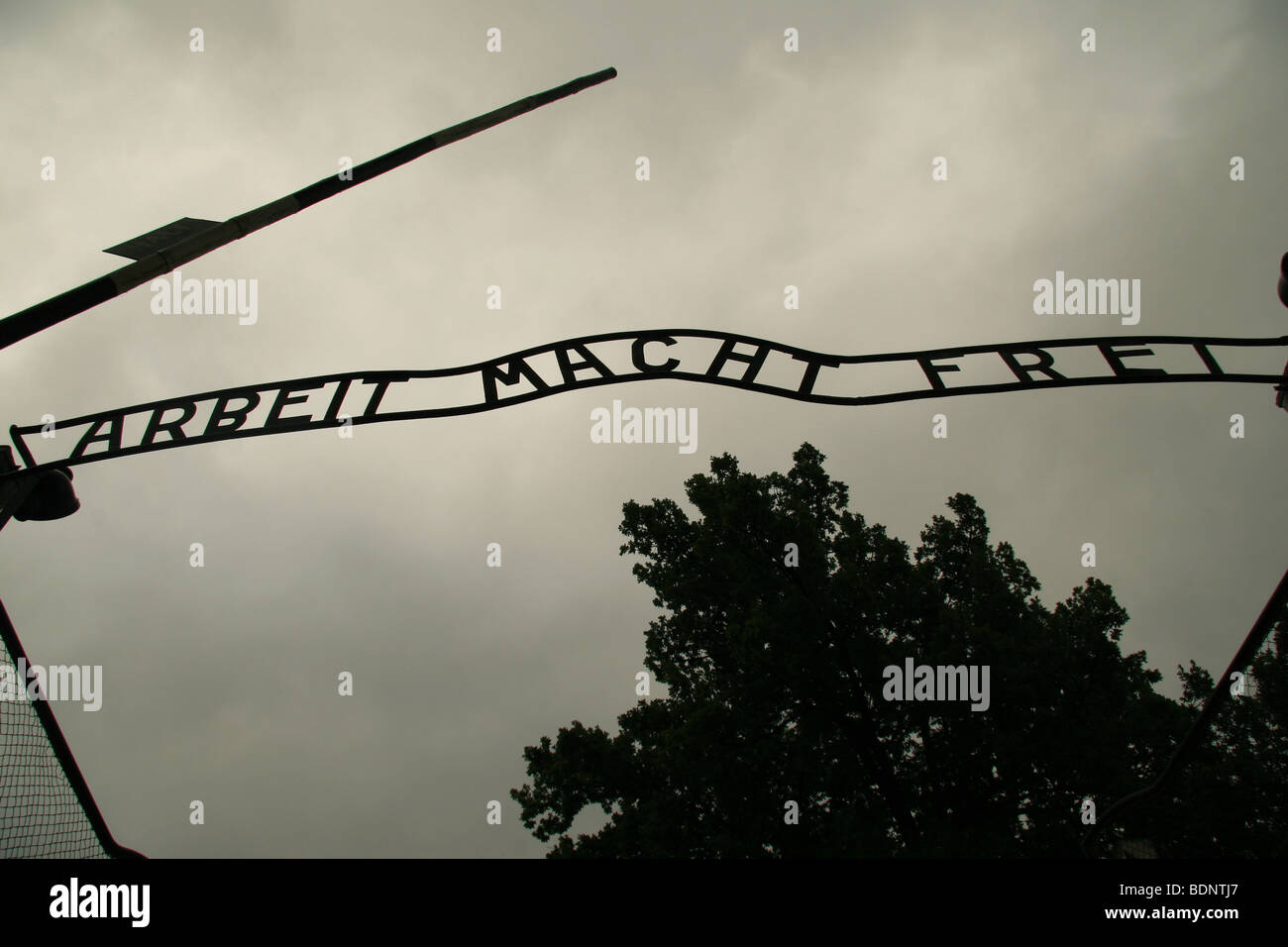 L 'Arbeit macht frei' ou 'le travail apporte la liberté" signe au-dessus de la porte d'entrée à l'camp d'extermination d'Auschwitz Oswiecim, Pologne. Banque D'Images