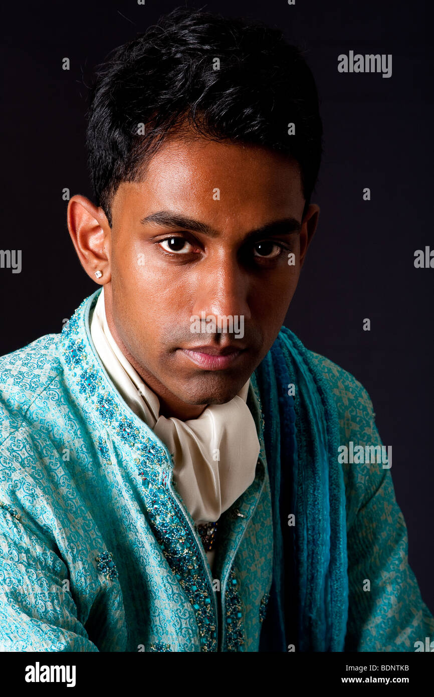 Beau visage d'un jeune homme hindou indien avec le port 6231 blue Dhoti. Portrait de beau mâle Desi, isolé. Banque D'Images