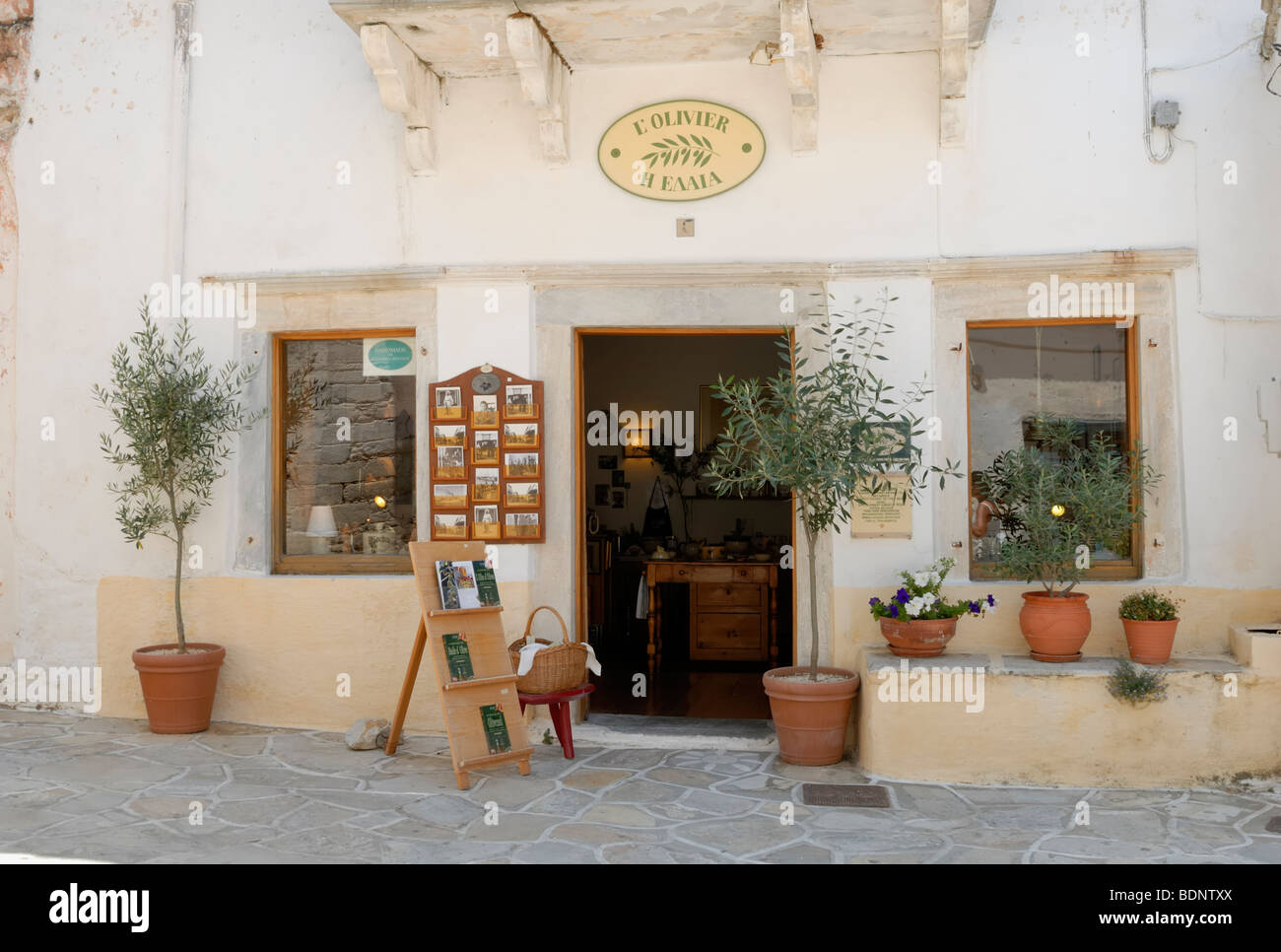 L'Oliver, une galerie en céramique et la boutique est situé dans le petit square au coeur du petit village de Halki hictoric. Chacun.. Banque D'Images
