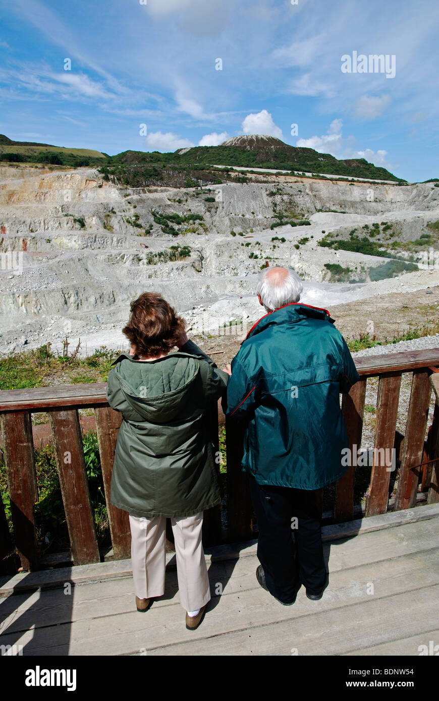 Un couple d'âge moyen regarder vers le bas dans une fosse à l'argile de kaolin anglais works museum.près de St Austell à Cornwall, uk Banque D'Images