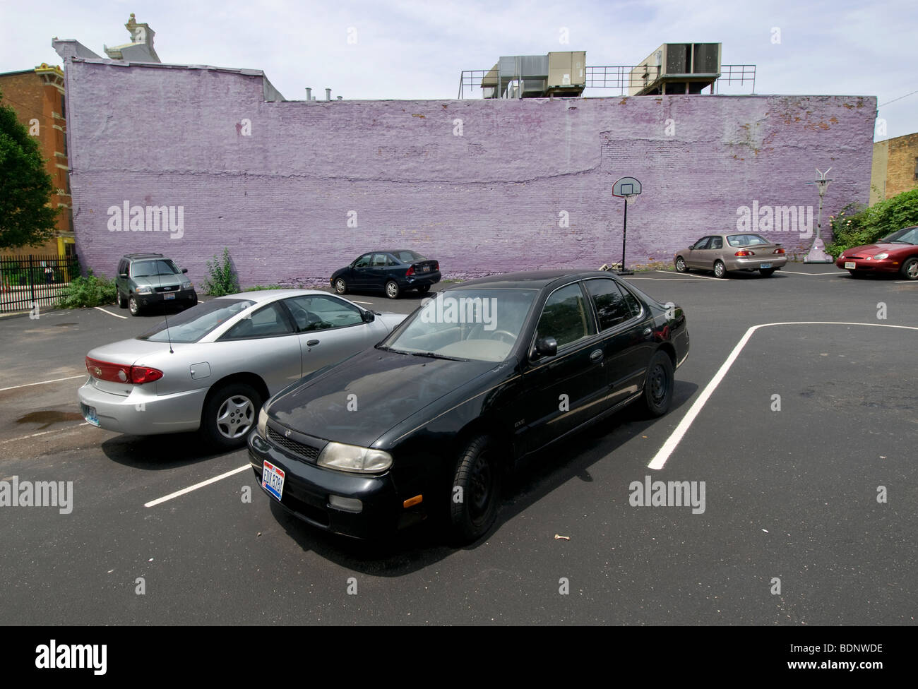 Parking avec mur peint en rose, sur la région du Rhin, Cincinnati, OH, États-Unis Banque D'Images